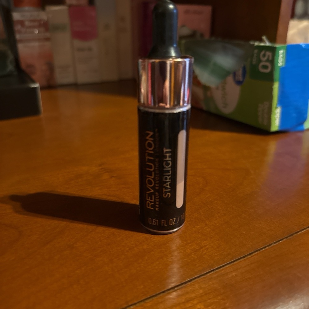 Revolution Starlight Liquid Highlighter - Shimmering Silver